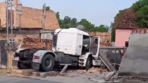 Motorista embriagado tenta estacionar caminhão e acaba destruindo casa em Manaus; veja vídeo