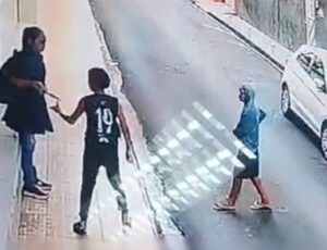 'Novinhos do crime' assaltam mulher em frente de escola no Japiim 2; veja vídeo