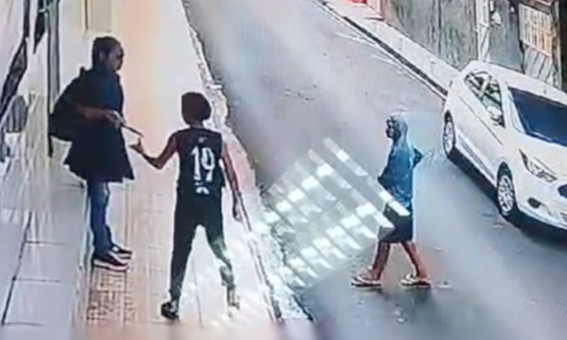 ‘Novinhos do crime’ assaltam mulher em frente de escola no Japiim 2; veja vídeo