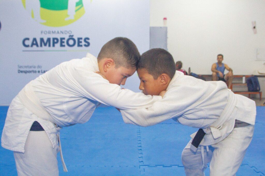 Mãe que participou do 1° Curso de Defesa Pessoal realizado pela Sedel, incentiva filho à prática de jiu-jitsu
