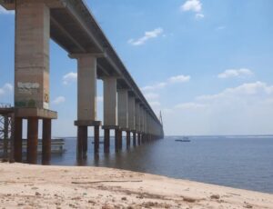 Rio Negro desce mais 10 centímetros após bater recorde da pior seca de todos os tempos