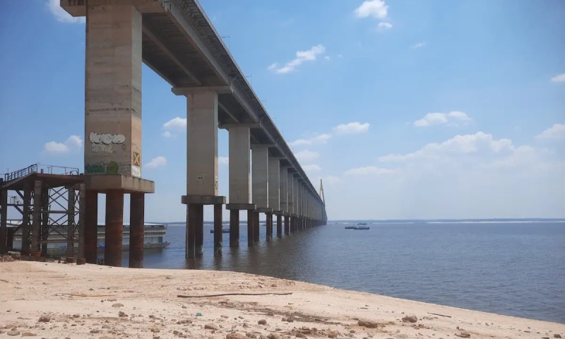 Rio Negro desce mais 10 centímetros após bater recorde da pior seca de todos os tempos