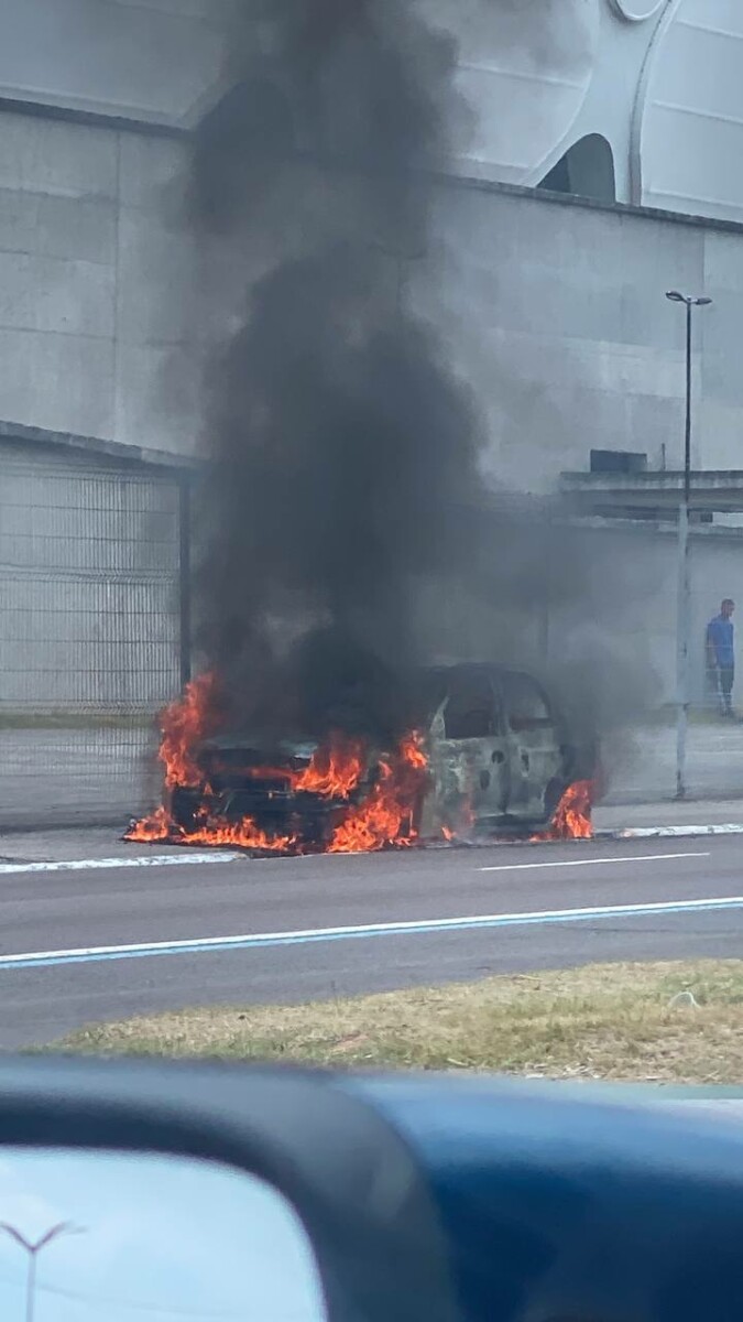 Carro é destruído após pegar fogo na Constantino Nery; veja vídeo