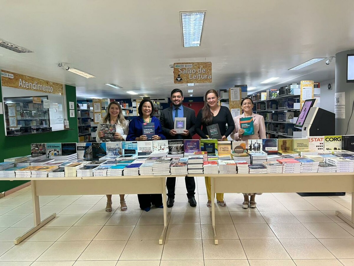 Mais de 2 mil livros são entregues à biblioteca da Escola de Ciências Sociais da UEA