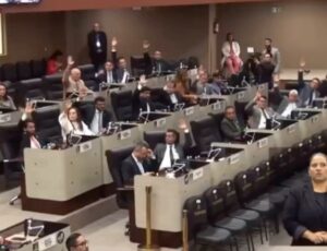 'Foram colar e se atrapalharam': vereadores da base do prefeito rejeitam projeto de David Almeida; veja vídeo