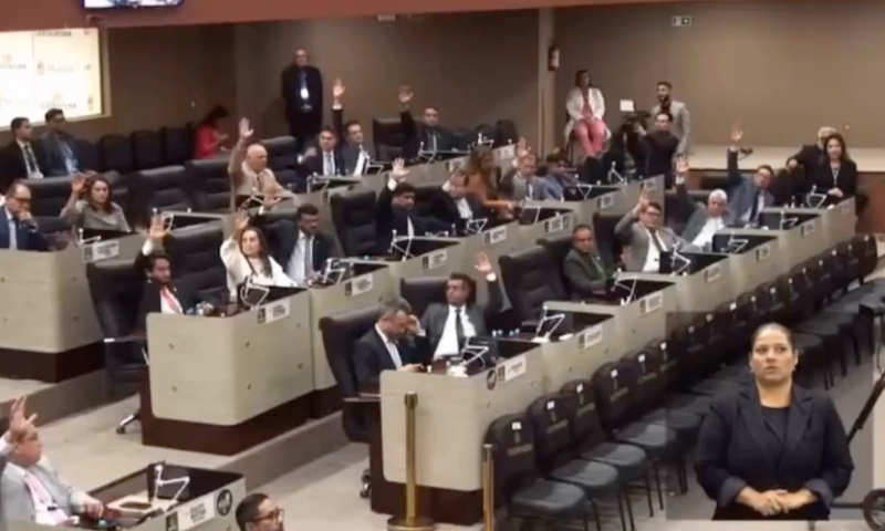 ‘Lambança’ dos vereadores: aliados do prefeito rejeitam projeto do próprio David Almeida; veja vídeo