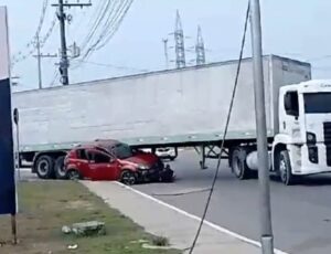 Susto: carreta derrapa e quase esmaga carro na bola do Armando Mendes; veja video