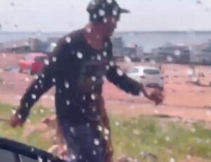 Flanelinhas br1gam por clientes e rolam no lixo do Porto de Manaus; veja vídeo