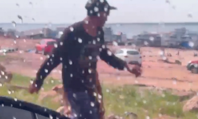 Flanelinhas br1gam por clientes e rolam no lixo do Porto de Manaus; veja vídeo