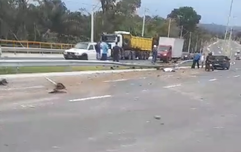 Urgente: carreta sem freio causa acidente e mat4 duas pessoas no Tarumã; veja vídeos