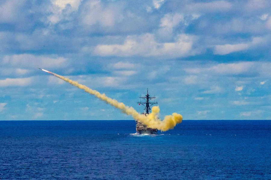 GUERRA: navio dos EUA abate mísseis de aliados do Irã e base americana é atacada no Iraque