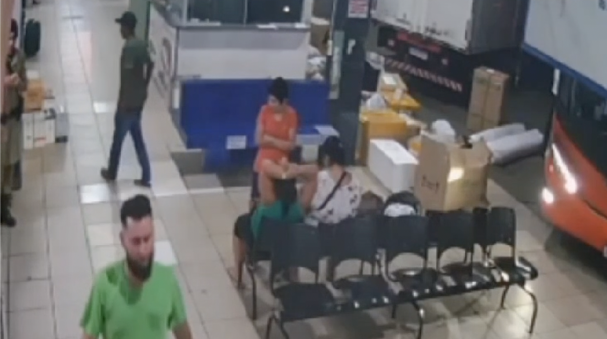 Bandido ‘valentão’ vai esfaque4r PM e termina afog4d0 no próprio s4ngue; veja vídeo