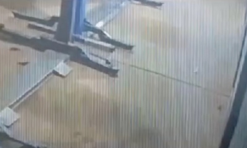 DESUMANO: morador de rua é esp4ncado a p4uladas enquanto dormia; veja vídeo