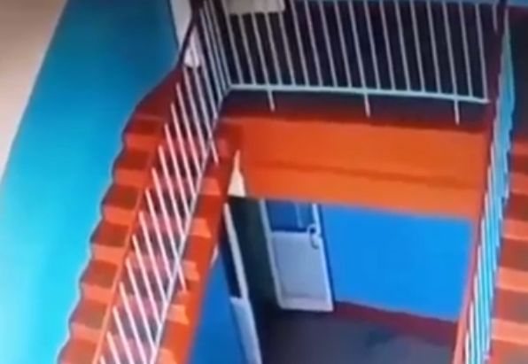 Vídeo mostra o perigo que é brincar em escadas; veja