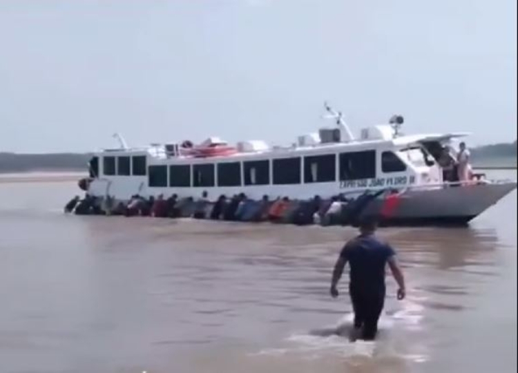 Seca no AM: passageiros empurram lancha encalhada no meio do Rio Negro; veja vídeo