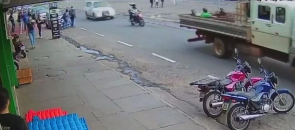 Vídeo mostra momento em que adolescente e mototaxista são arremessados durante grave acidente