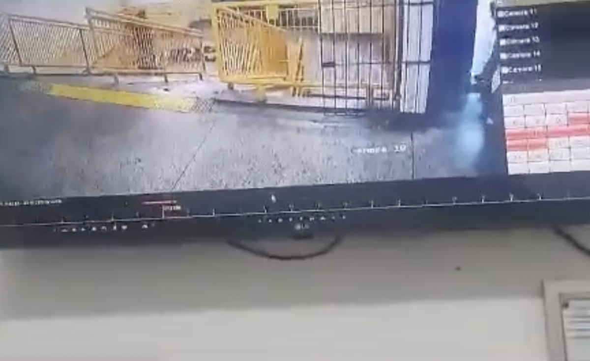 Sangue frio: adolescente de 16 anos estoura cabeça de colega dentro da escola; veja vídeo