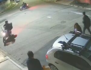 Investigadora da Polícia Civil reage a assalto e 'manda b4la' contra criminosos; veja vídeo