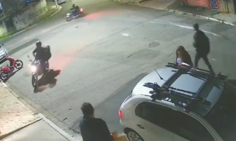 Investigadora da Polícia Civil reage a assalto e ‘manda b4la’ contra criminosos; veja vídeo