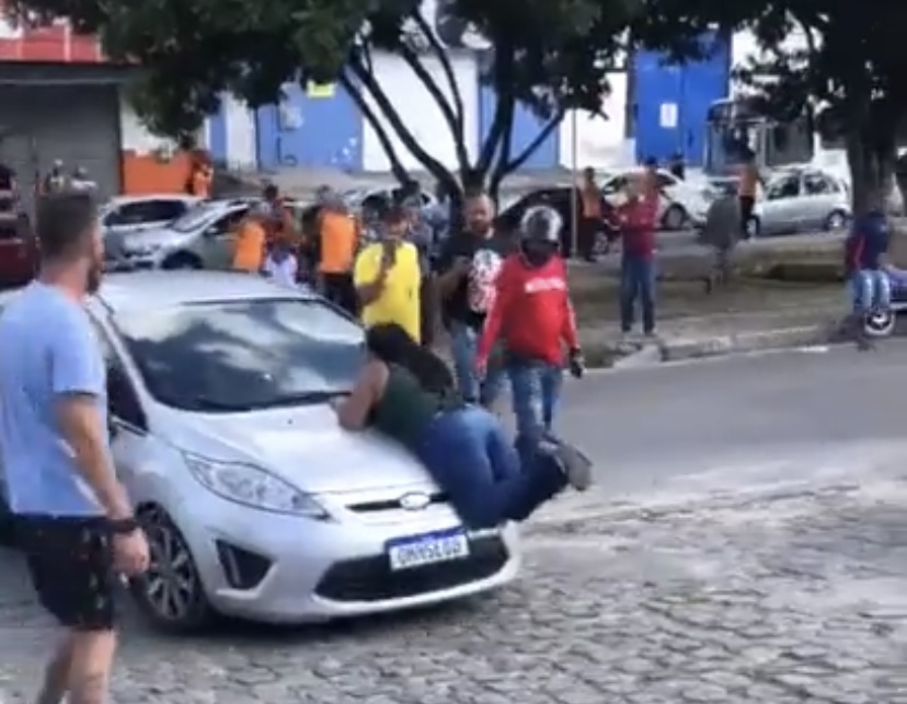 ‘Toura mecânica’: furiosa, mulher se pendura em carro ao flagrar marido de love com ‘novinha’; veja vídeo
