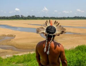 Rio Negro continua secando em ritmo acelerado e já prejudica mais de 600 mil pessoas no Amazonas