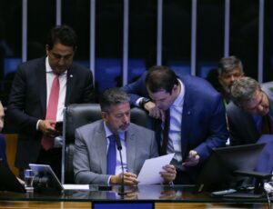Aprovada na Câmara: entenda o que vai mudar com a taxação de super-ricos e empresas offshores
