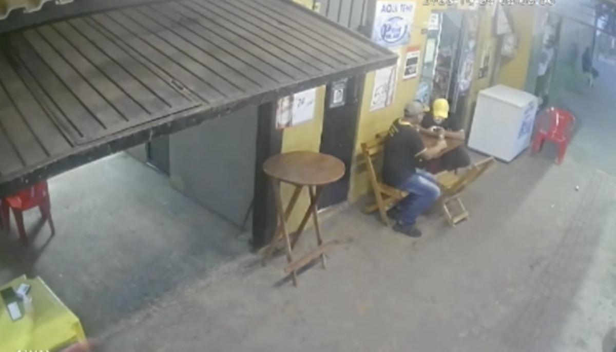 A última breja: veja momento que pai e filho são execut4d0s enquanto curtiam no bar