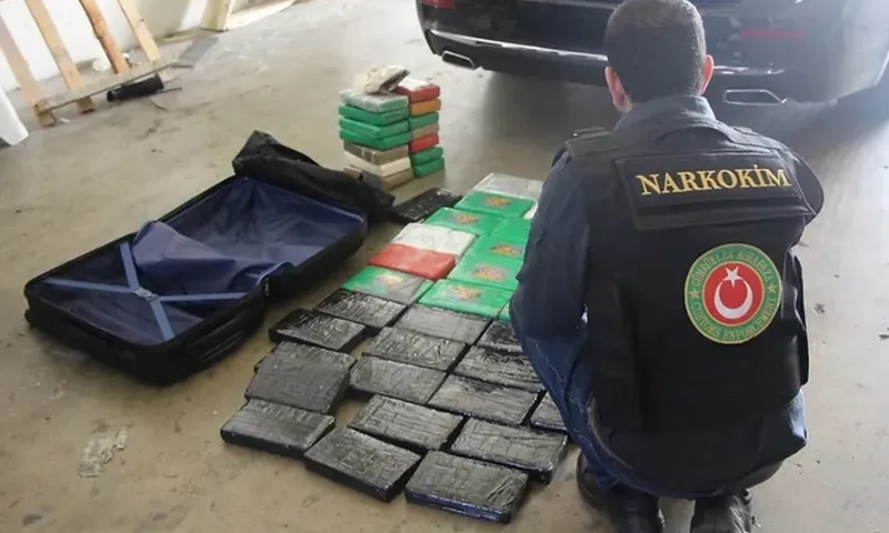 Embaixada do Brasil se pronuncia após carro oficial ter sido apreendido com 55kg de cocaína