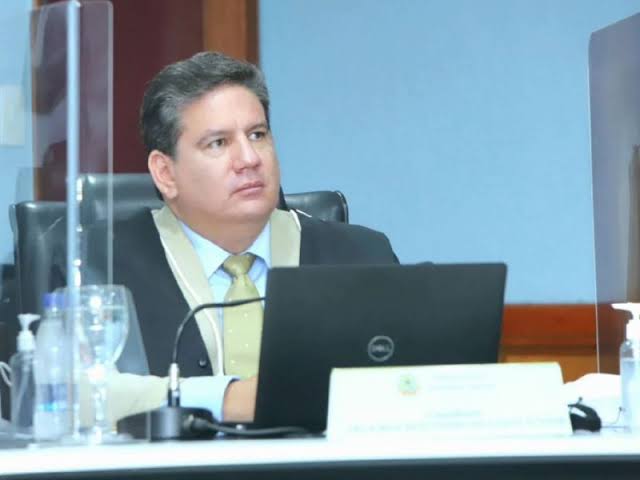 Justiça determina reintegração do Conselheiro Ari Moutinho ao TCE-AM
