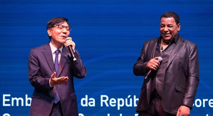 Embaixador da Coreia do Sul canta e dança com vocalista da banda Raça Negra; veja vídeo