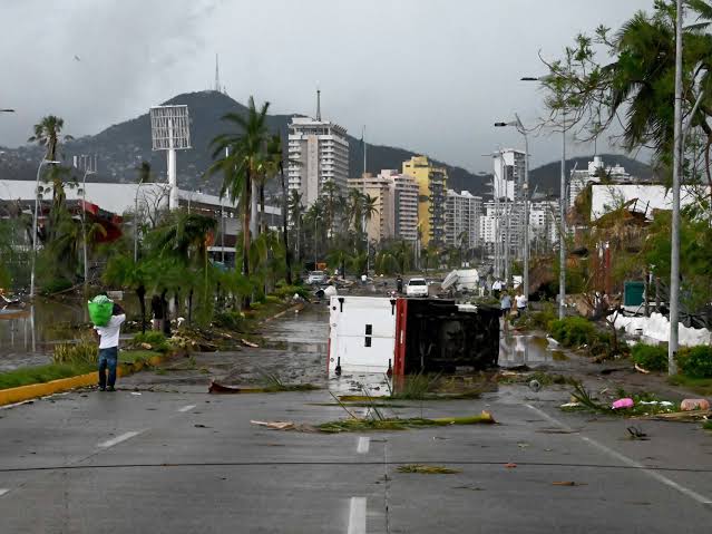 Tragédia: furacão Otis deixa mais de 40 m0rtos no México; veja vídeos