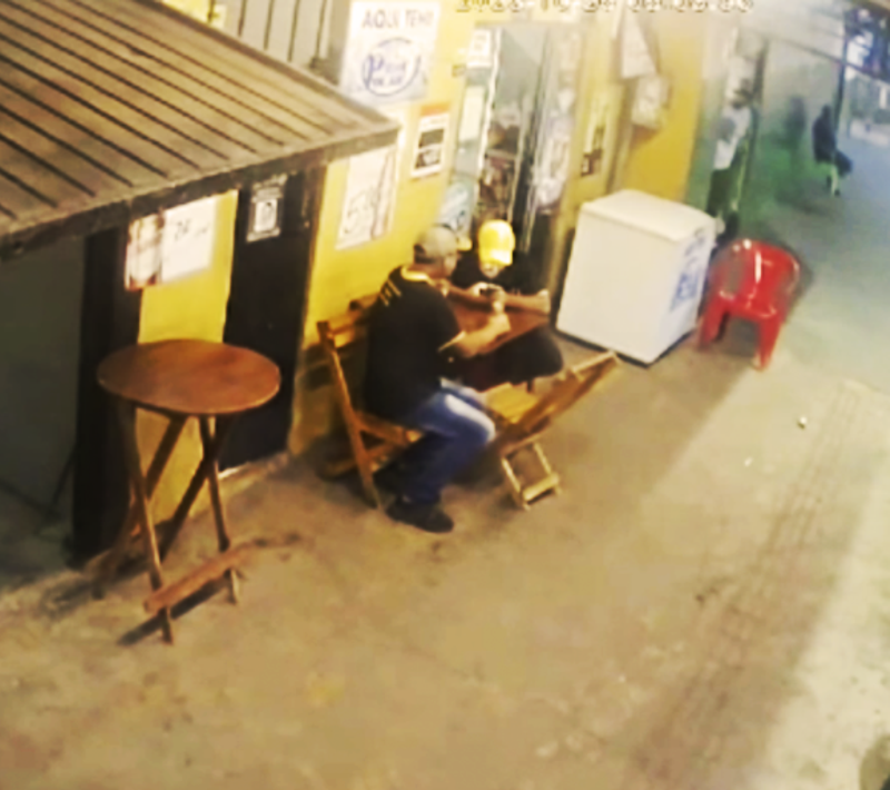 A última cerveja: veja momento em que pai e filho são execut4dos em mesa de bar
