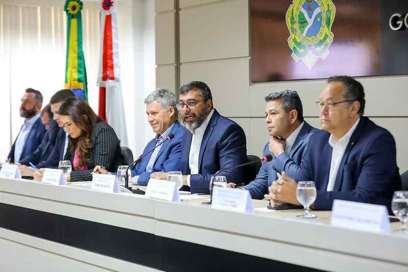 Wilson Lima e ministro Paulo Teixeira assinam acordo de cooperação para ampliar regularização fundiária no AM