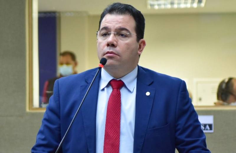 Justiça Eleitoral determina que Wilker Barreto preste contas da campanha de 2020 mesmo após o falecimento de Amazonino