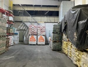 Visa Manaus apreende 13 toneladas de alimentos em galpão que adulterava o prazo de validade