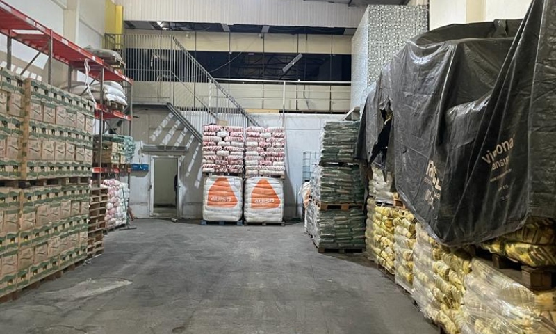Visa Manaus apreende 13 toneladas de alimentos em galpão que adulterava o prazo de validade
