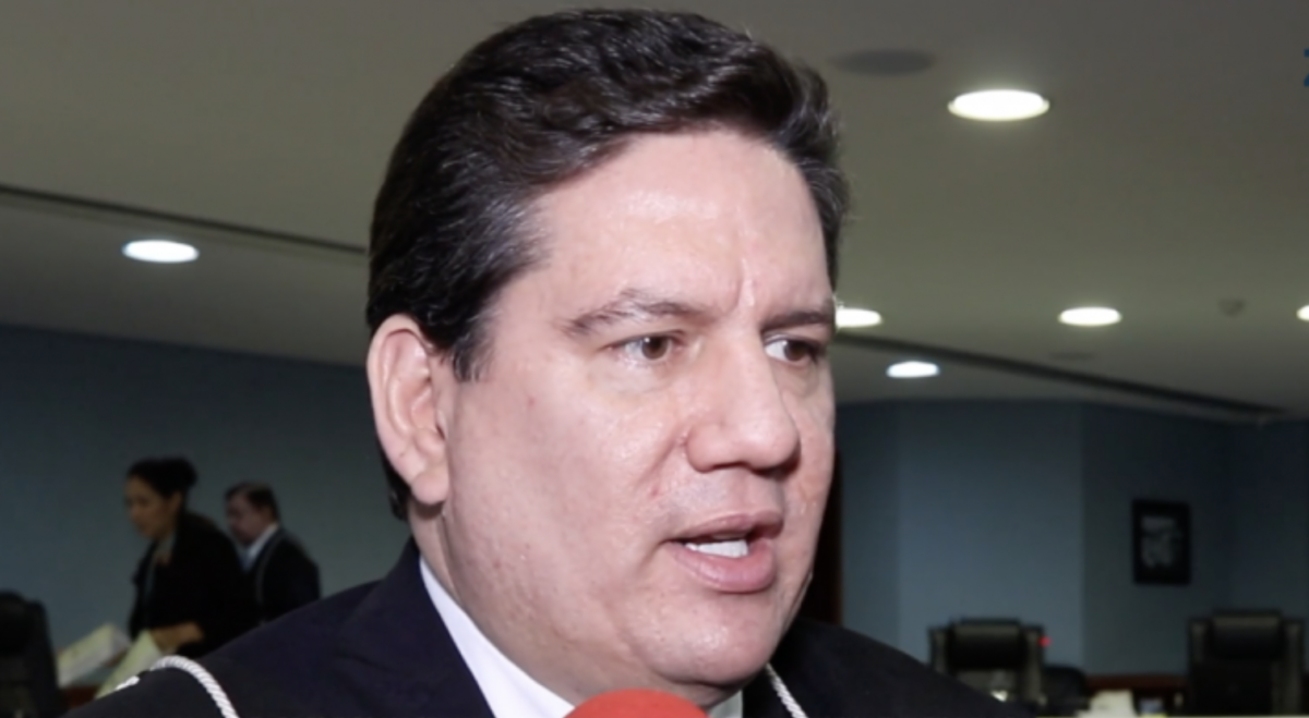 Guerra de caneta: Justiça suspende votação que poderia afastar Conselheiro Ari Moutinho do TCE-AM