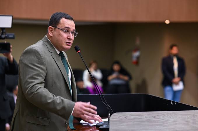 “Seria normal dentro de um prostíbulo”: vereador de Manaus critica Funk nas escolas durante sessão na CMM; veja vídeo