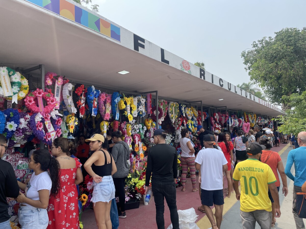 Comércio de flores e velas é movimentado com o feriado do dia de Finados, em Manaus