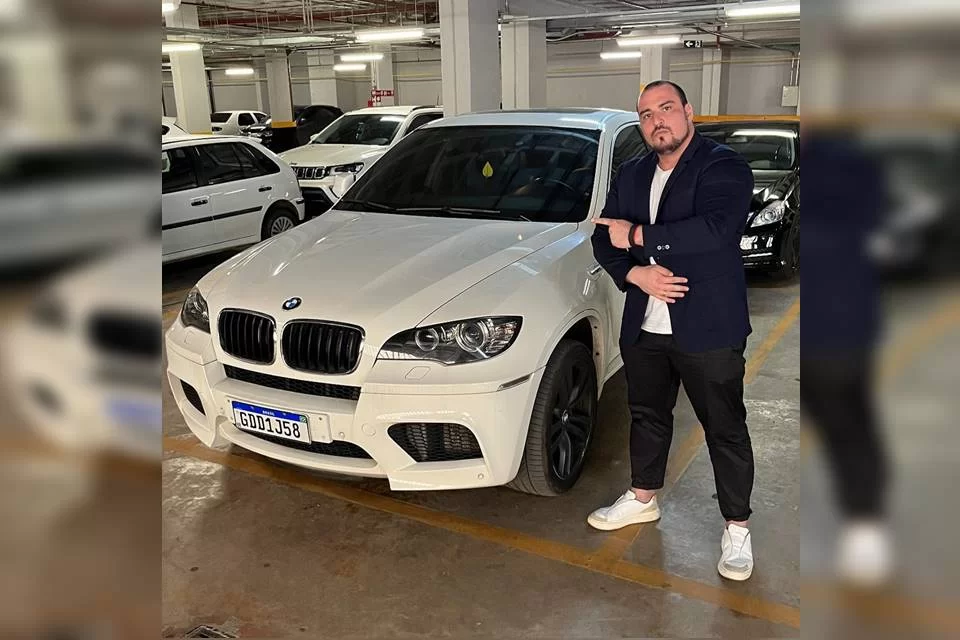 Biomédico é preso por usar assinatura de médico cassado em dois estados