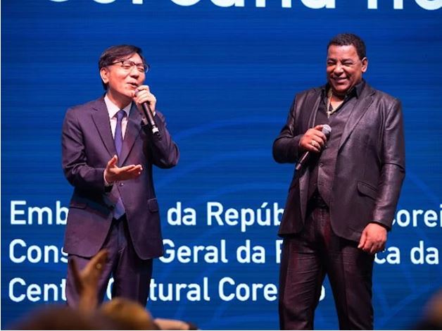 Embaixador da Coreia do Sul canta com vocalista do Raça Negra; veja o vídeo