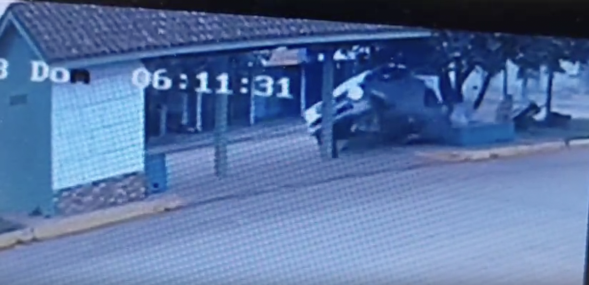 Carro desgovernado destrói ponto de táxi no Amazonas; veja vídeo