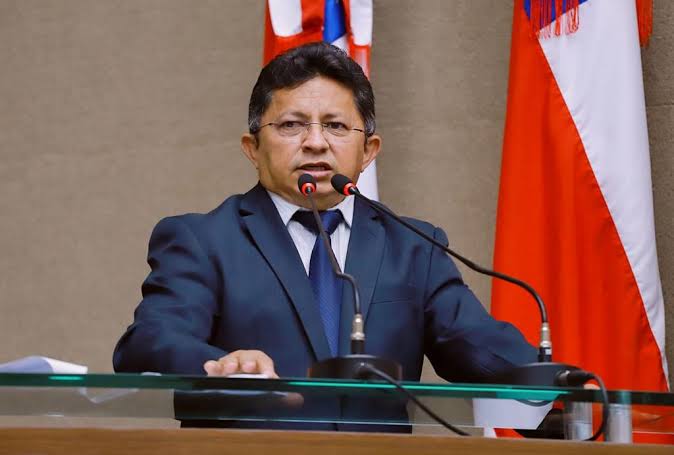 Justiça entende que não houve omissão de Sinésio Campos na polêmica de fretamento de aeronaves