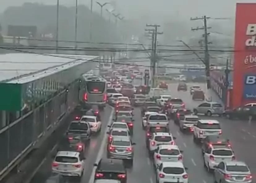 Chuva intensa causa caos no trânsito em Manaus