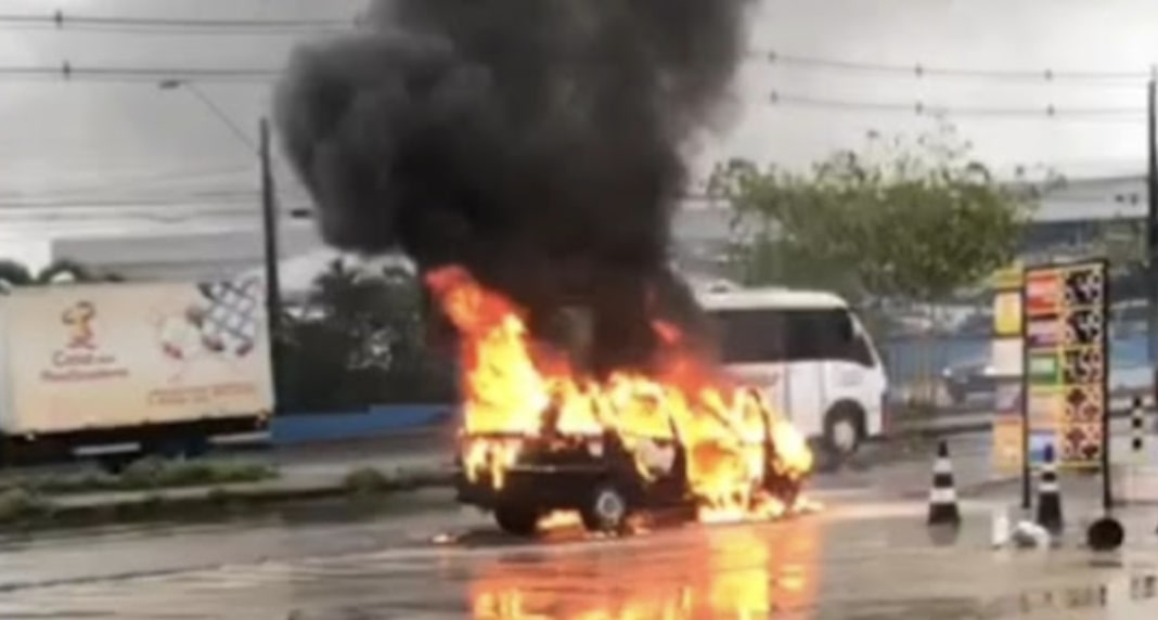 Carro pega fogo em posto de combustíveis no bairro Nova Cidade; veja vídeo