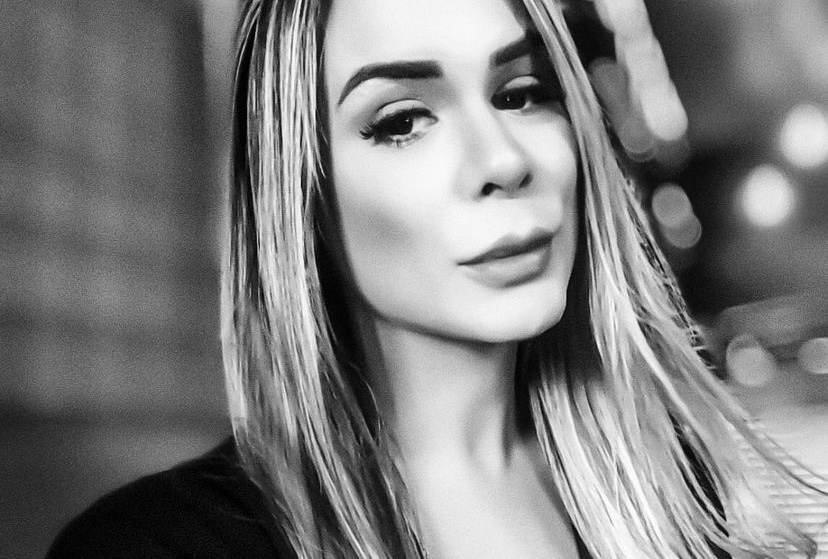 LUTO: Familiares e amigos se despedem da blogueira Vanessa Mancini nesta terça-feira (7) em Manaus