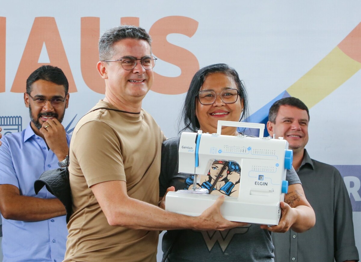 David Almeida entrega itens da primeira fase do programa ‘Empreende Manaus’