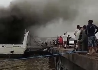 Desespero e correria: barco pega fogo e deixa passageiros em pânico no Porto de Manaus; veja vídeos