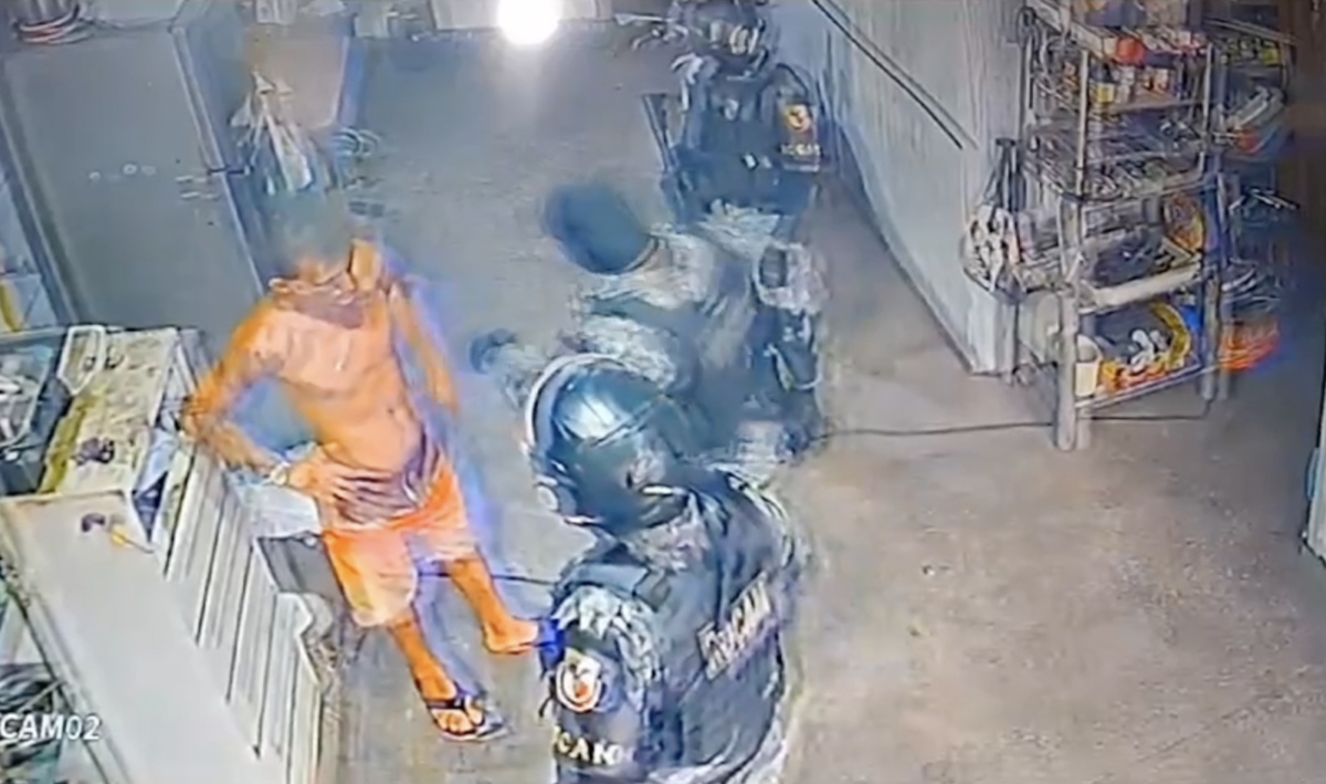 Policiais da ROCAM são flagrados humilhando e agred1nd0 sucateiro no bairro Redenção; veja vídeos