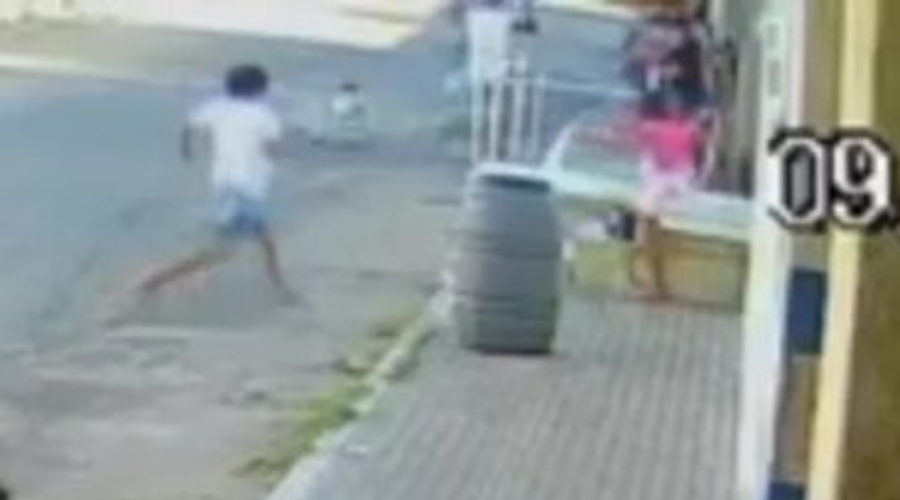 VÍDEO: mulher leva várias f4cadas após negar ter relações sexu4is com o cunhado
